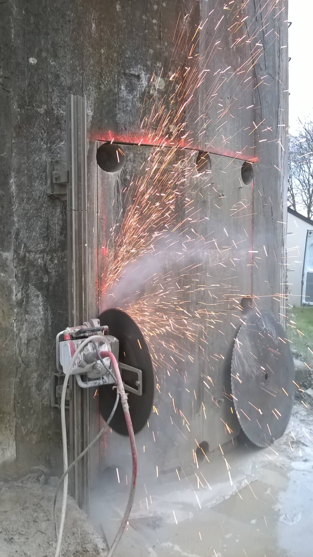 Création d'une porte dans chateau d'eau épaisseur 38cm (2)