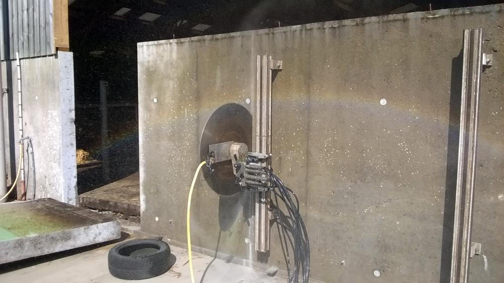 Sciage de mur béton et dépose des blocs au pied de la coupe